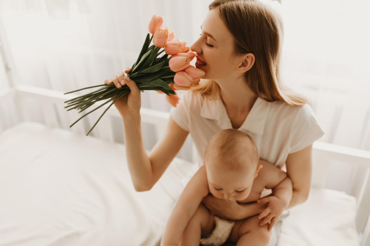 Cadeau première fête des mères : les plus belles attentions pour une jeune maman