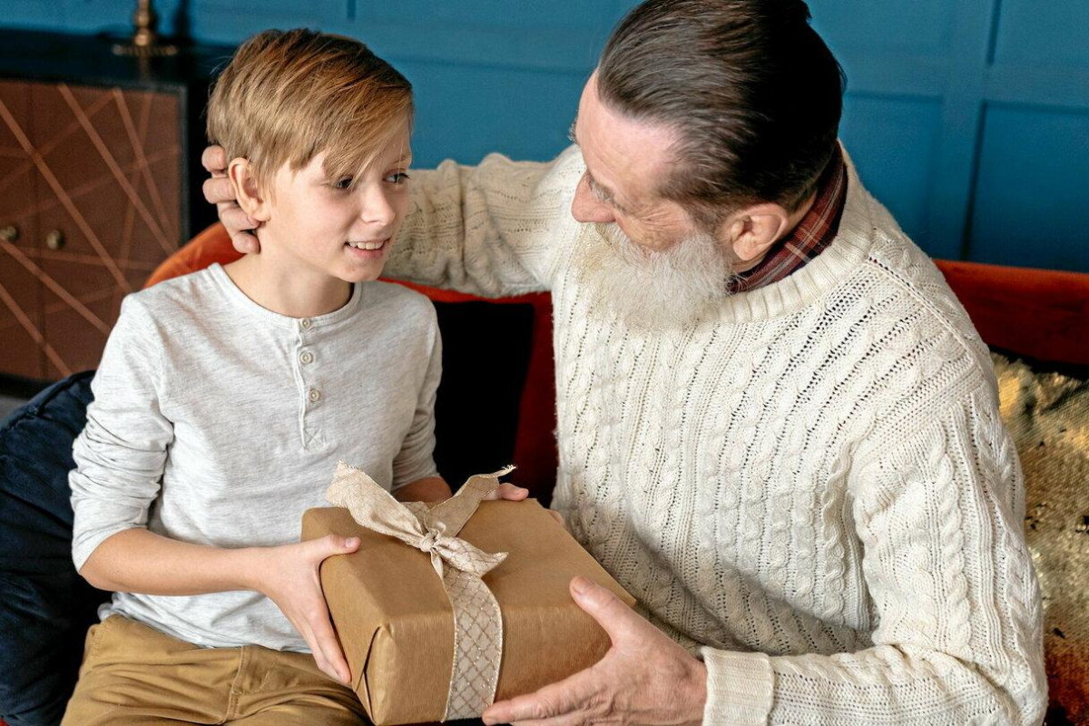 Idée cadeau fête des grands pères : notre sélection selon son caractère et ses passions