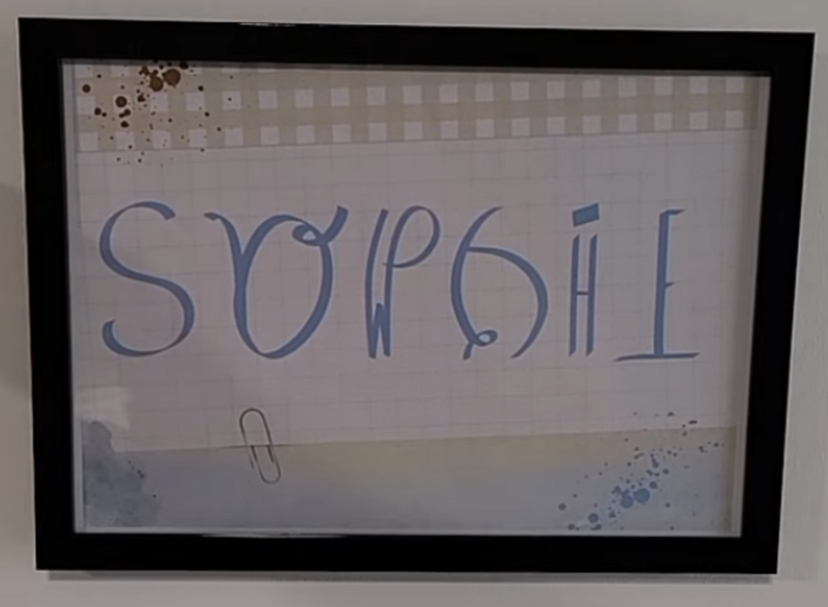 Scripto digraph on wooden underplate