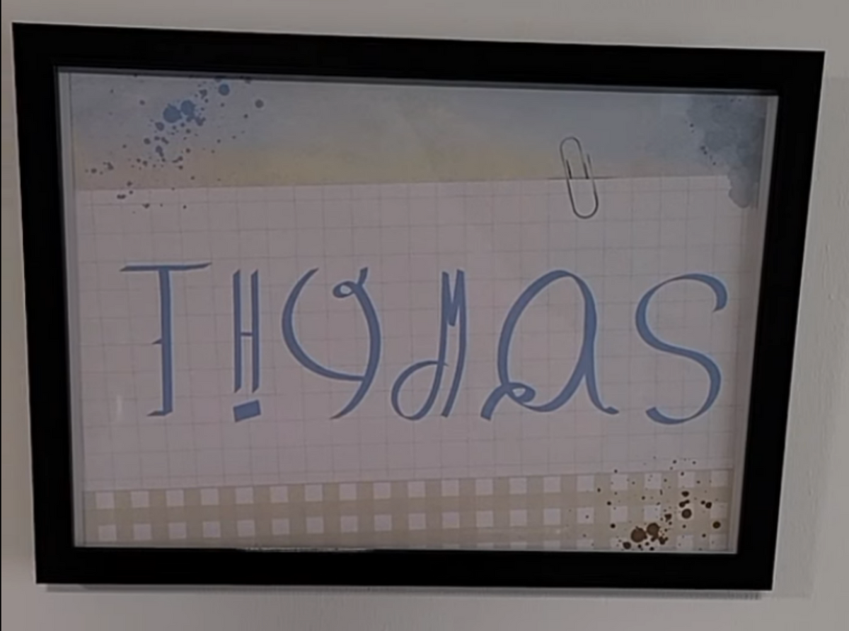 Scripto digraph on wooden underplate